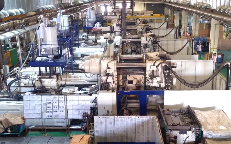 Plastic injection moulding press